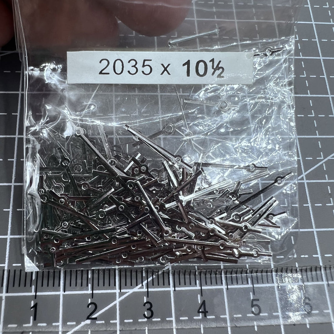 Silver 10.5mm second hands set for Miyota 2035 quartz watches, perfect replacement parts.