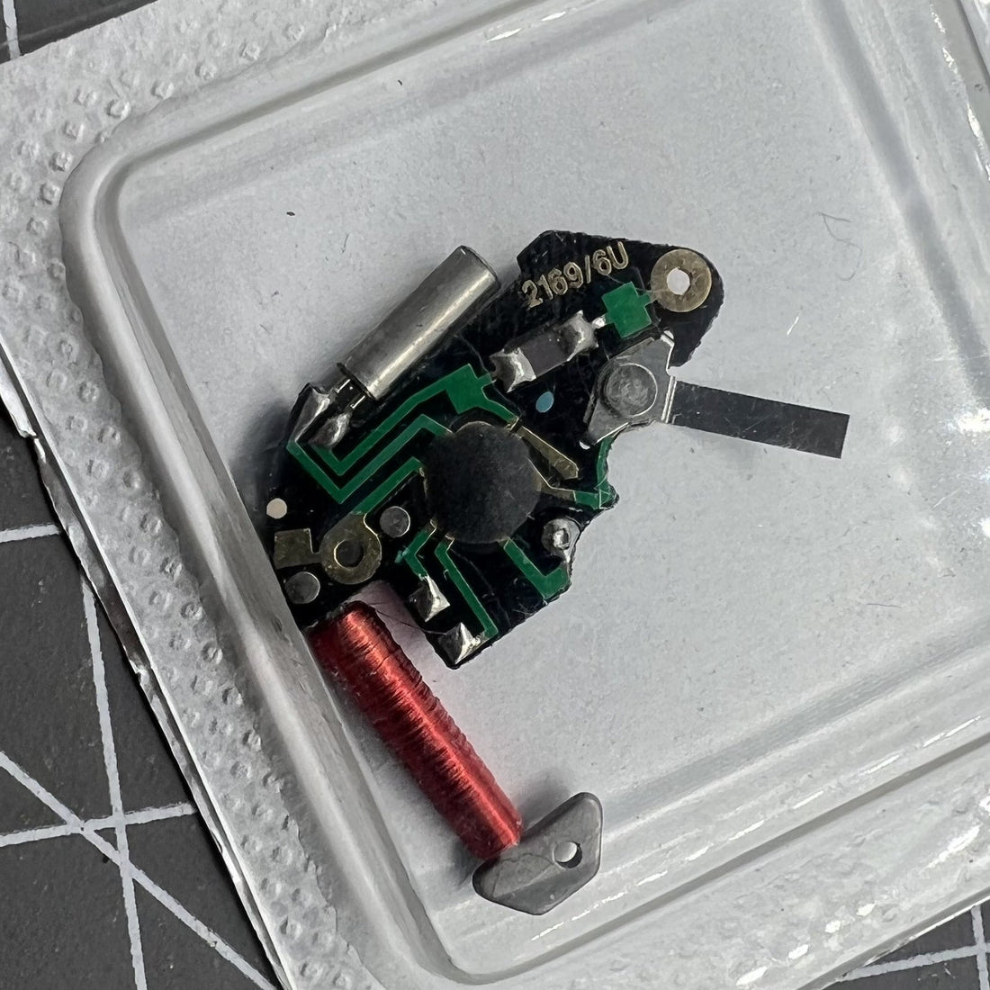 Schweizer Platine watch movement with ISA 1198 quartz mechanism for precise timekeeping.