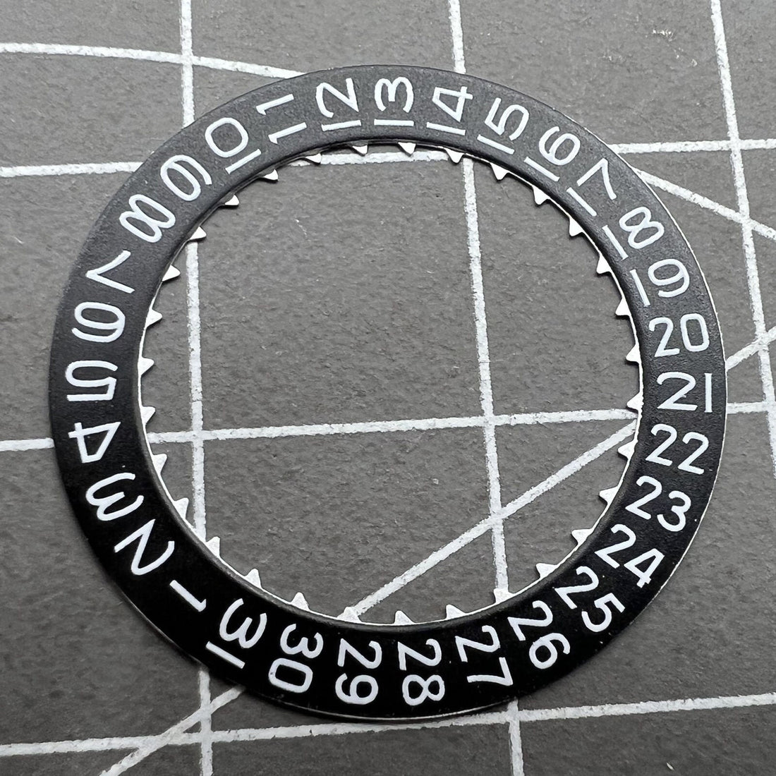 Black date disk wheel for Miyota 9015 movement, date display at 3 o'clock, watch accessory.