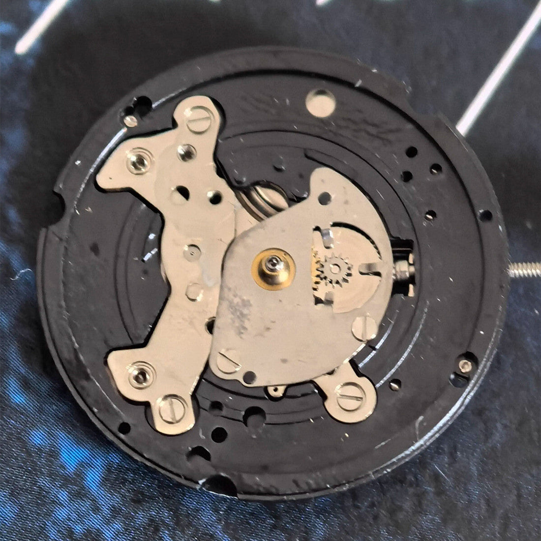 Swiss Made ISA 307 quartz watch movement with 3 hands, no calendar, ideal for precision repairs.