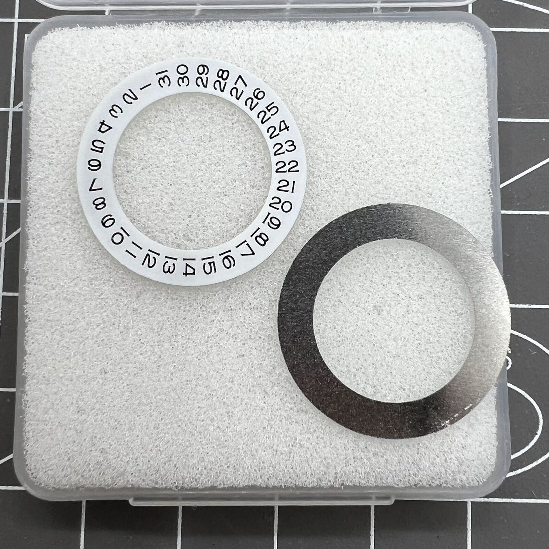 Wide brim date wheel overlay for ETA2824 2836 Miyota 8215/8200 movements, date at 3 o'clock, brand precision