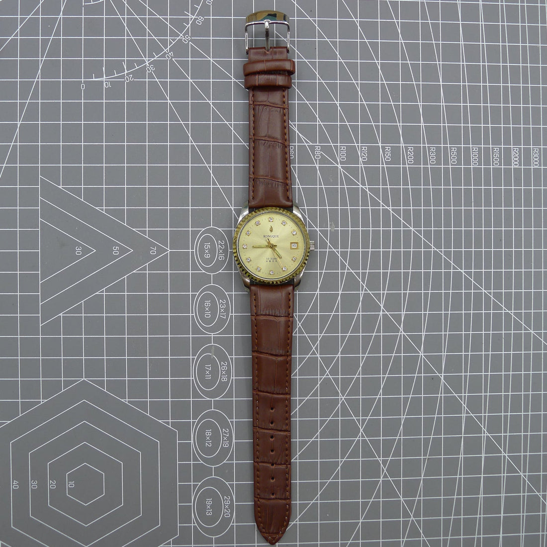 37mm Dandong Peacock manual watch with 33 jewels, golden dial, and single calendar display.