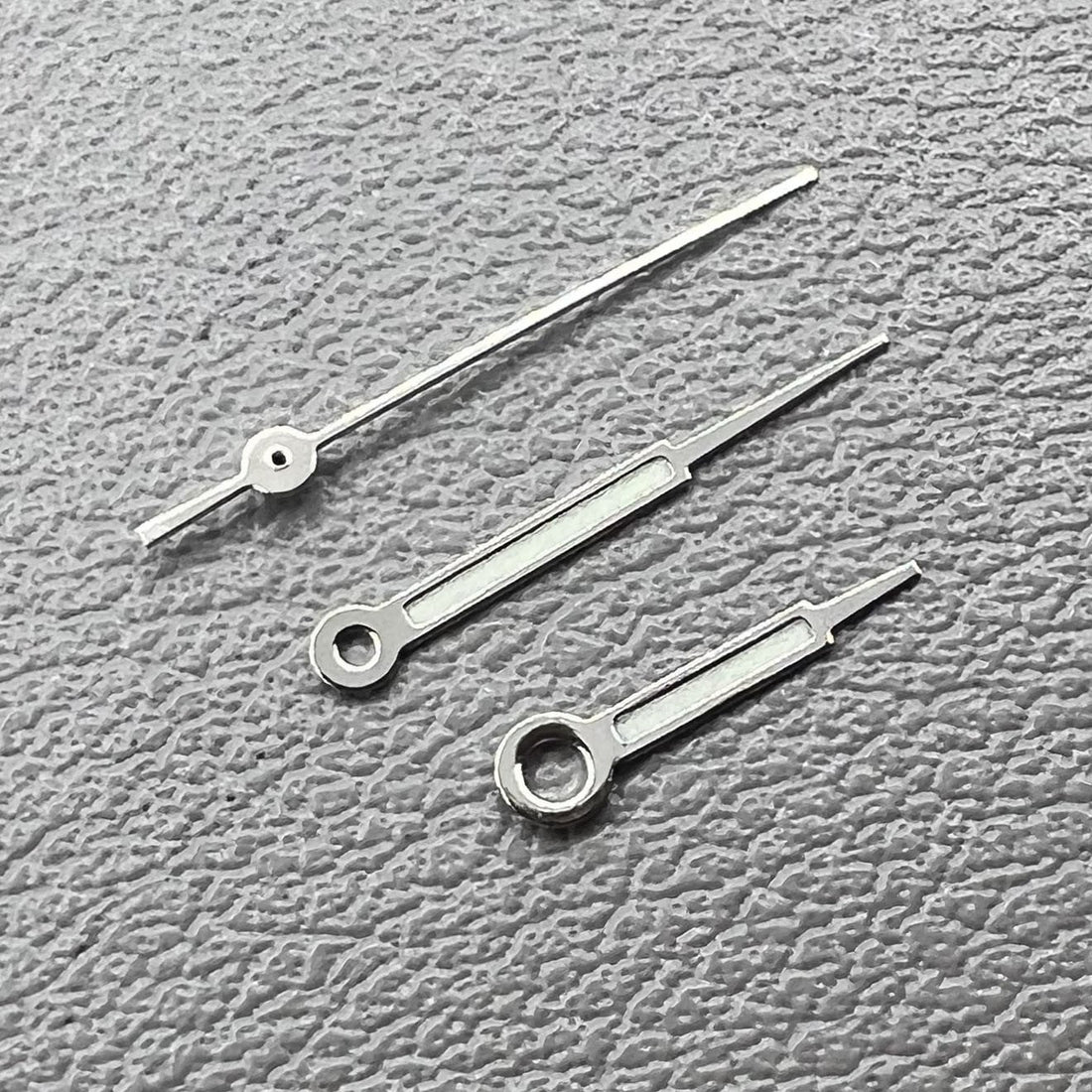 Set of 2 green luminous watch hands with silver accents for Ronda 515 movement by Zeigerset.