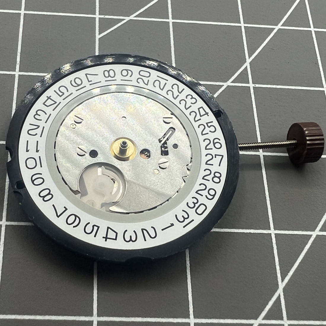 Swiss Made Ronda 515 quartz watch movement with date at 3, premium Swiss parts for precise timekeeping.