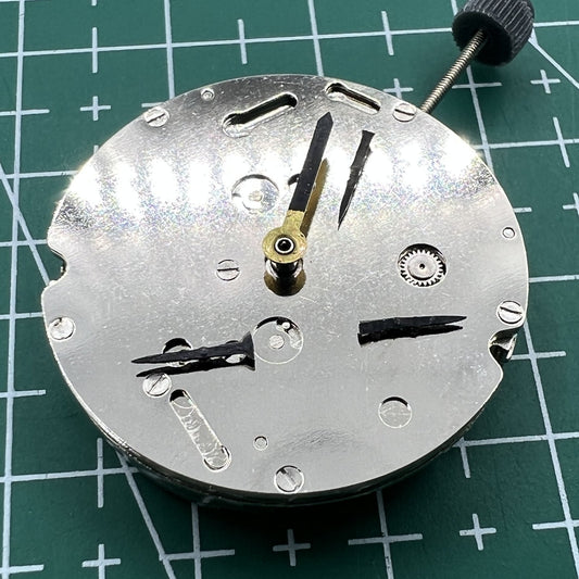 Wholesale DG2813 mechanical watch movement showing three large hands and small seconds subdial at 6 o?clock without calendar feature.