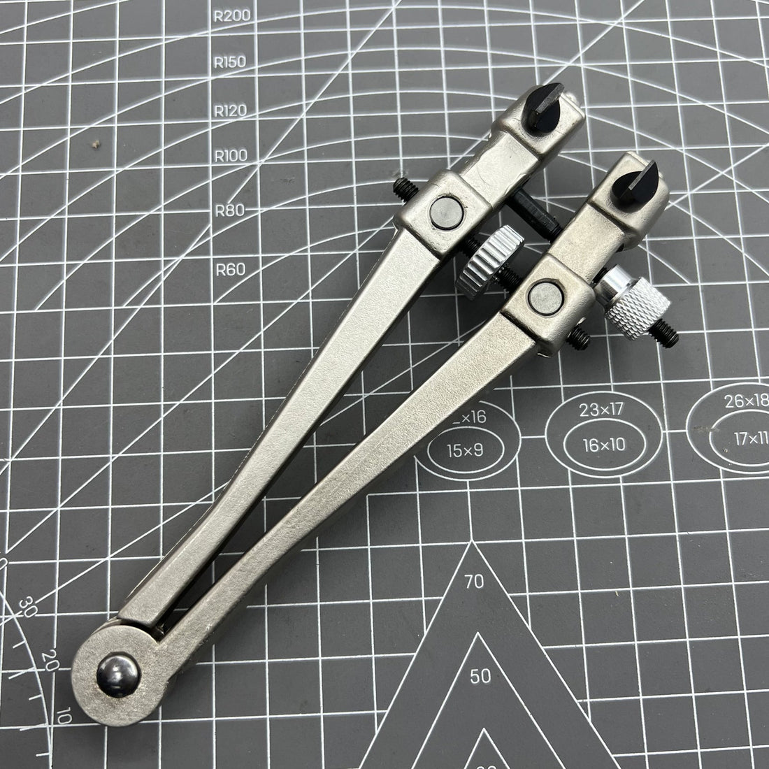 Watch case back opener tool by Uhrengeh�use, ideal for precise watchmaker repairs and maintenance.