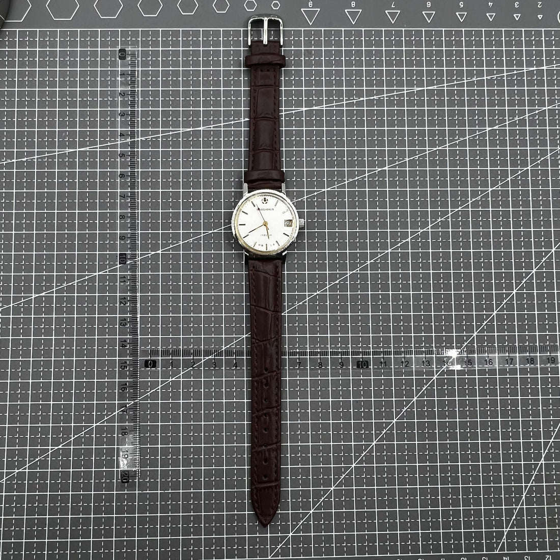33mm Shanghai manual mechanical watch with single calendar, 17 jewels, shock-resistant design by Shanghai.