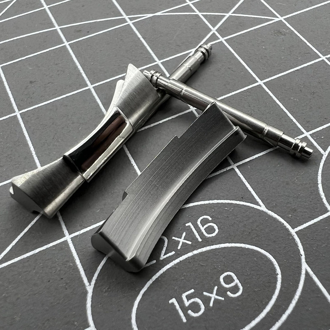 Silver curved end link connections for Daytona watch band, 20/21mm width, enhancing bracelet fit and style.