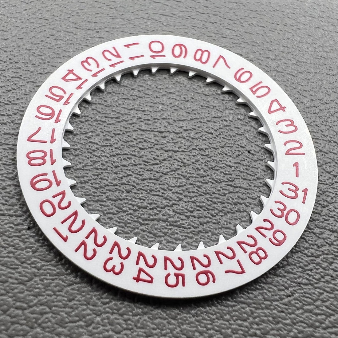 Wei�e Datumsanzeige mit roter Schrift auf Scheibenrad, NH36 NH35 Uhrwerk, Datum bei 3 Uhr position.