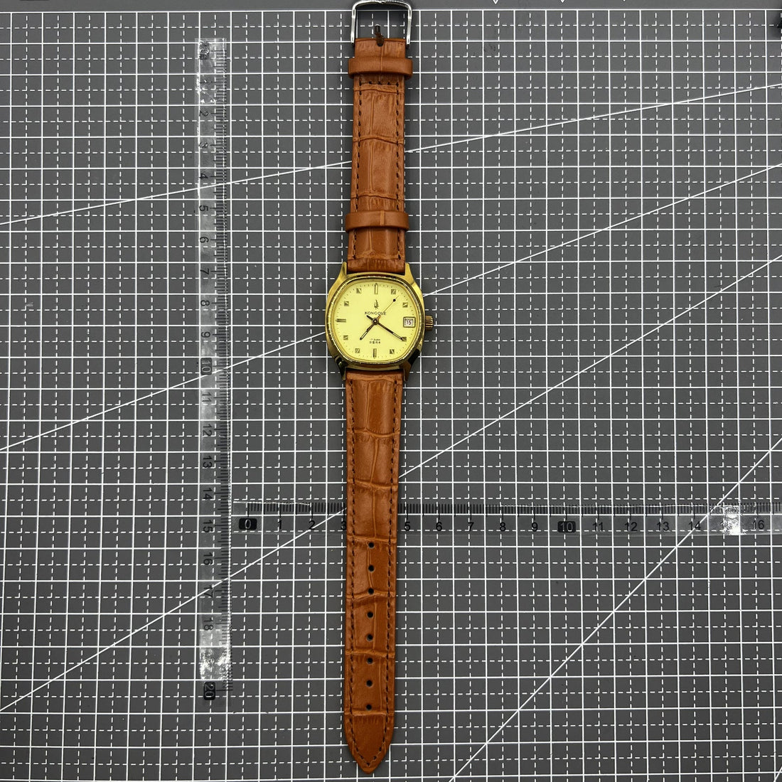 Mechanical hand-wind watch Dandong with golden dial, 17 jewels, classic minimalist design