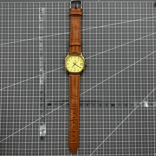 Mechanical hand-wind watch Dandong with golden dial, 17 jewels, classic minimalist design