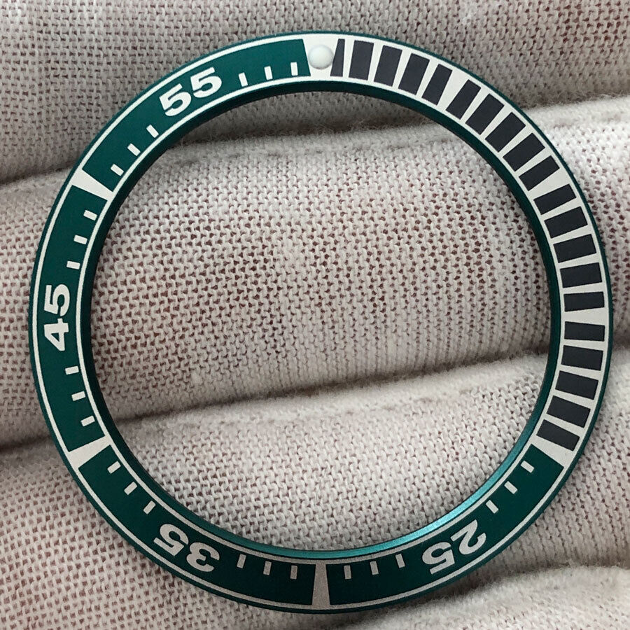 Green bezel insert for 39.9mm/31.6mm Radian aluminium watch, enhancing style and durability.