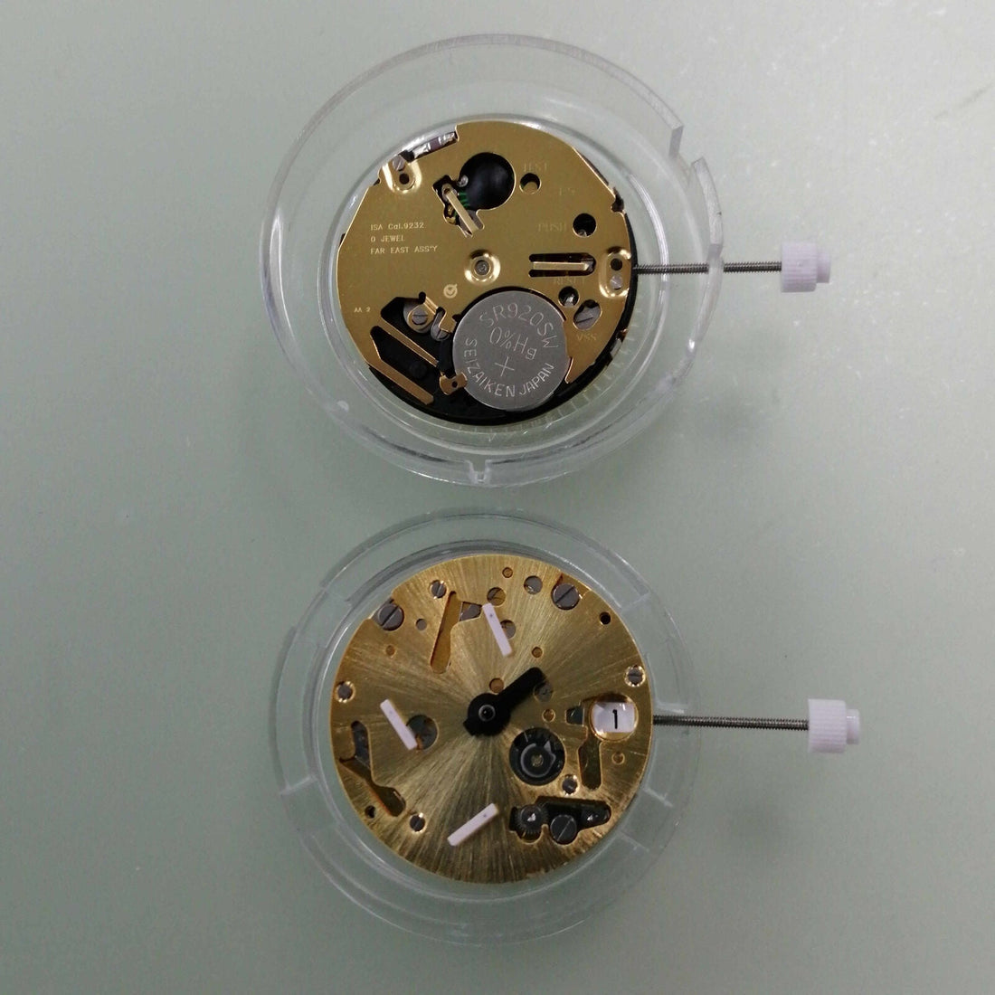 Watchmakers ISA 9232 quartz movement with three hands and gold finish, date at 3 o'clock, repair part.