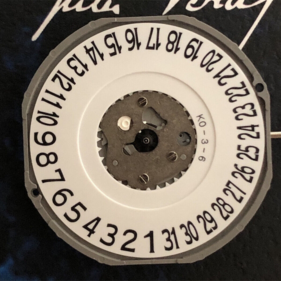 Quartz Miyota 2415 watch movement with date at 6 o'clock and winding stem for precise timekeeping.