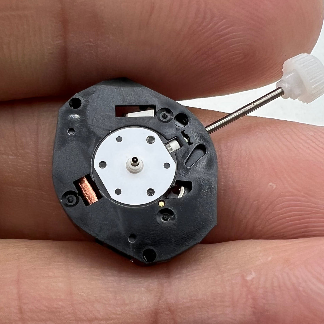 Sunon SL68 quartz watch movement with 3 hands, ideal for precision timekeeping accessories.  