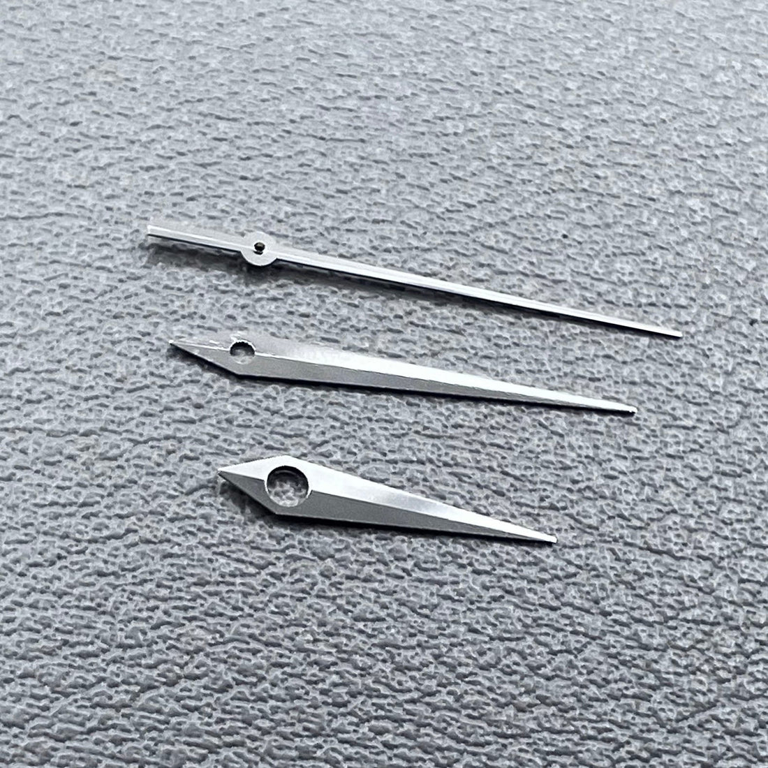 Silver arrow-shaped watch hands with no lume, compatible with ETA2824 movement, precise fit for watch repair.