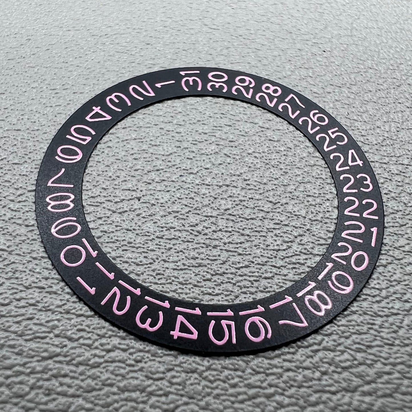 Light Pink Datumsscheibe Overlay for NH35 NH36 watch movement with black background, enhancing dial visibility.