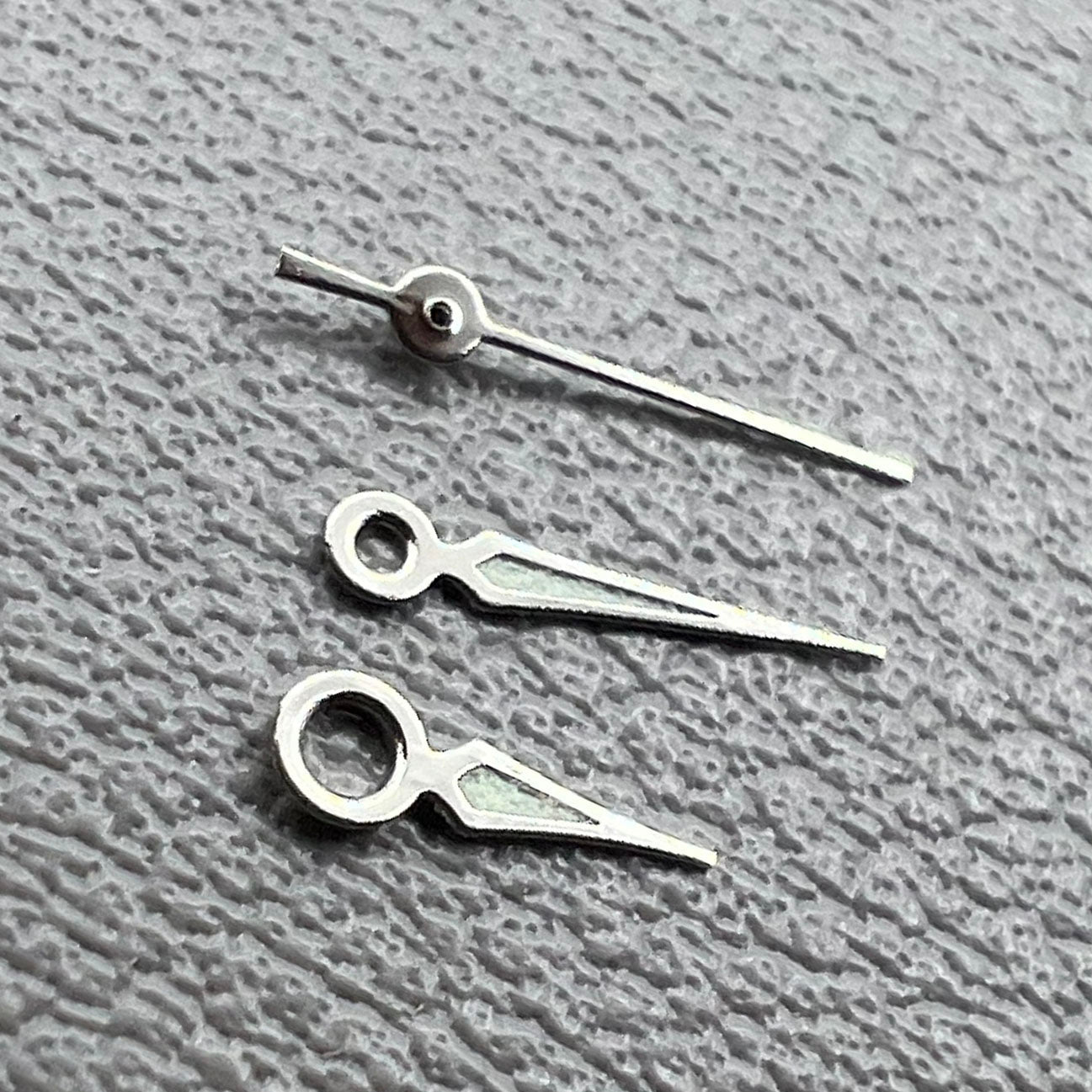Leuchtende Zeigersets 2er Pack f�r Miyota 2035 Uhrwerk Modell 41 von , ideal f�r pr�zise Reparaturen und Uhrenanpassungen.
