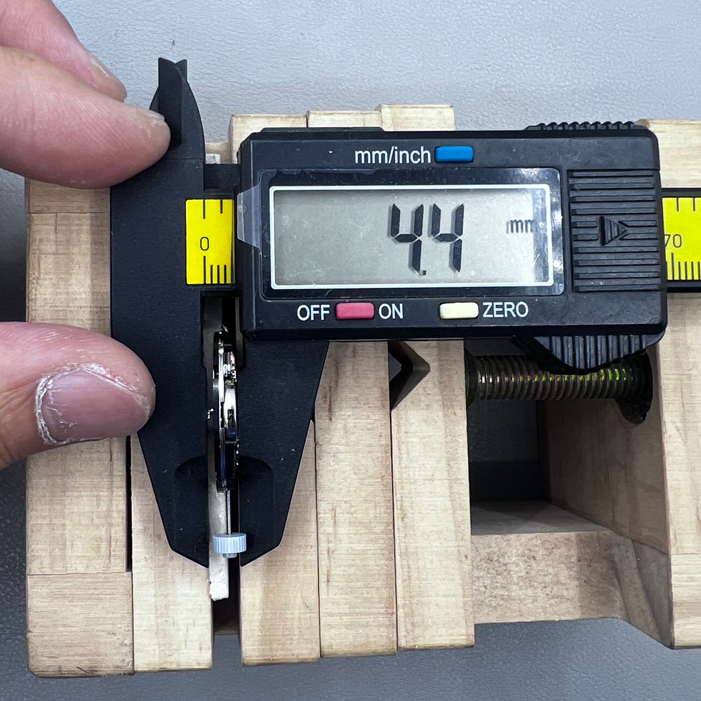 Swiss Ronda 708 quartz watch movement with date display at 3 o?clock, precise and reliable mechanism.