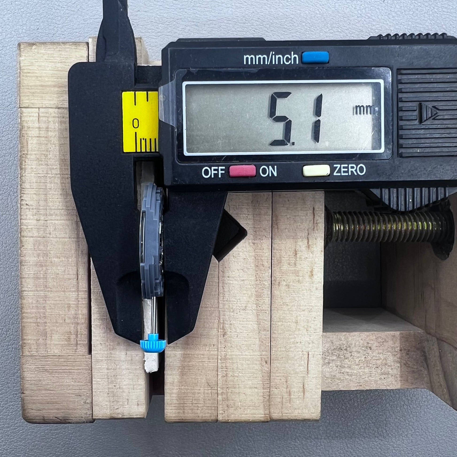 Japan Miyota 6M50 quartz watch movement with 3 hands for precise timekeeping in watch accessories.