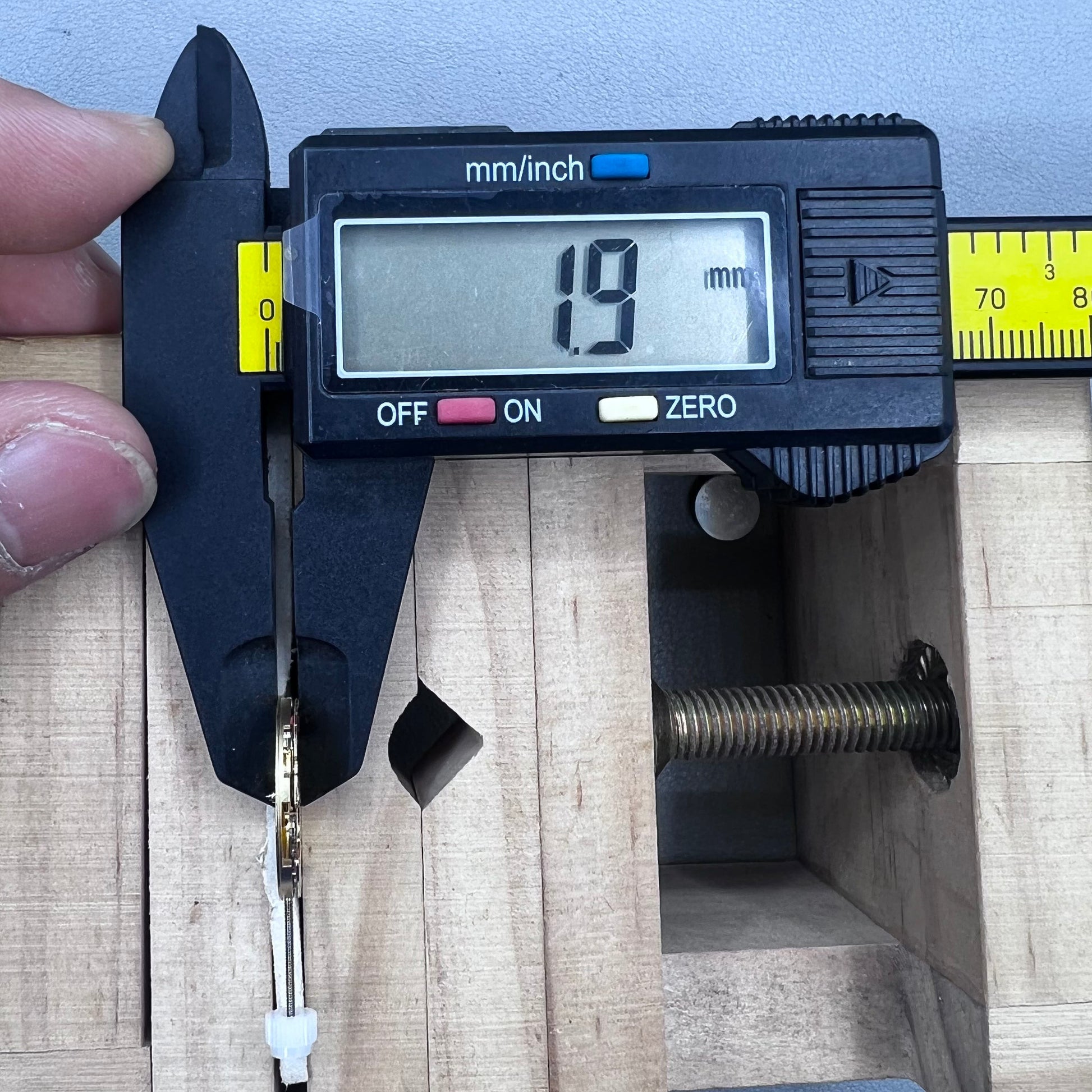 Swiss ETA E61.111 quartz watch movement with date at 3, replacement for 256.111 models, precision timing.