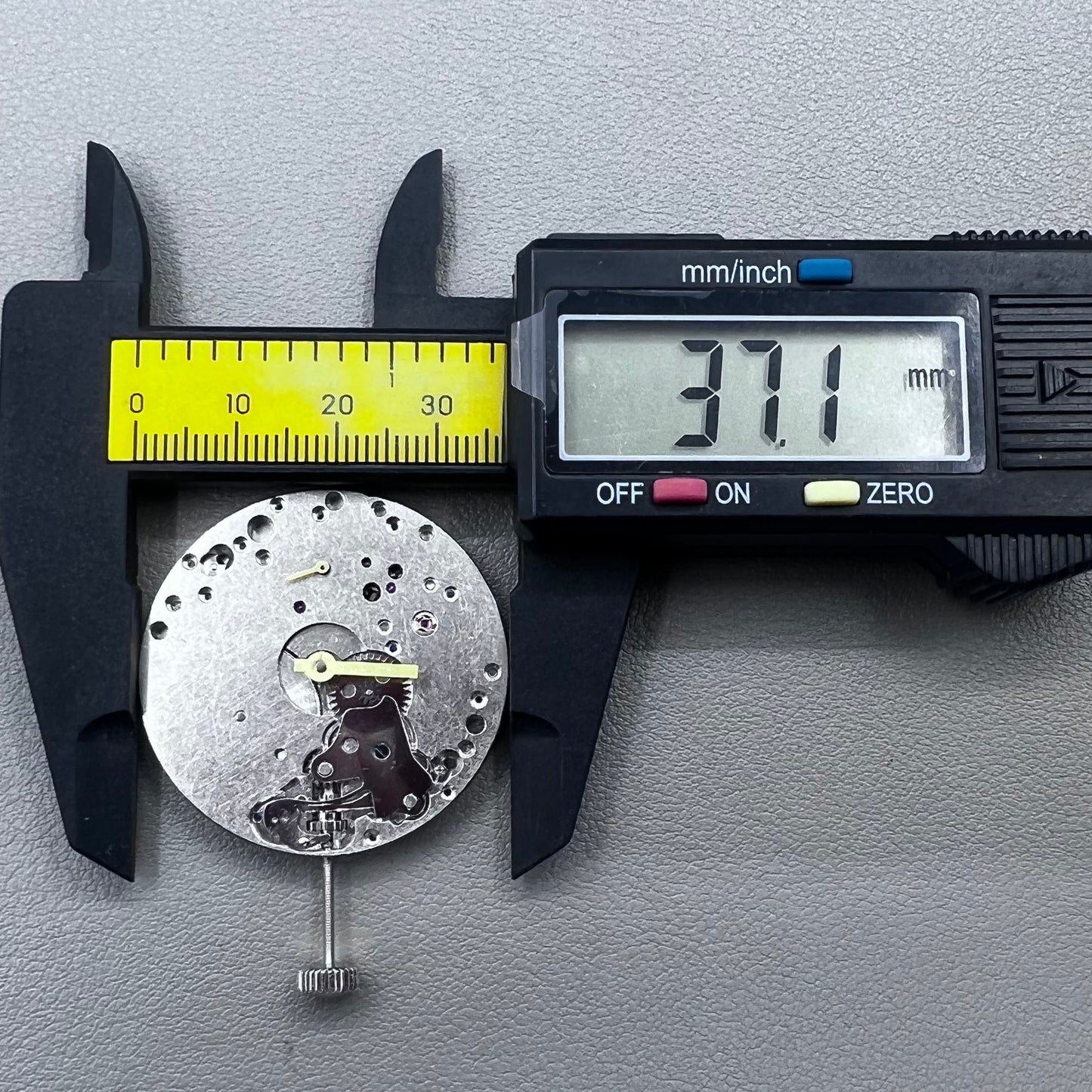 Mechanical hand winding watch movement Seagull 6497 with second hand at 6 o'clock position for watch repairs