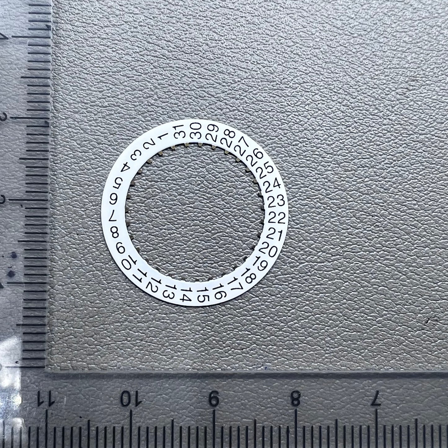 White date disk with clear numerals for Seagull 2824 watch movement, date window at 3 o'clock.