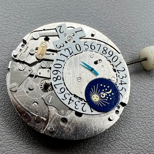 1. ?Multifunctional automatic mechanical watch showing moon phase?  