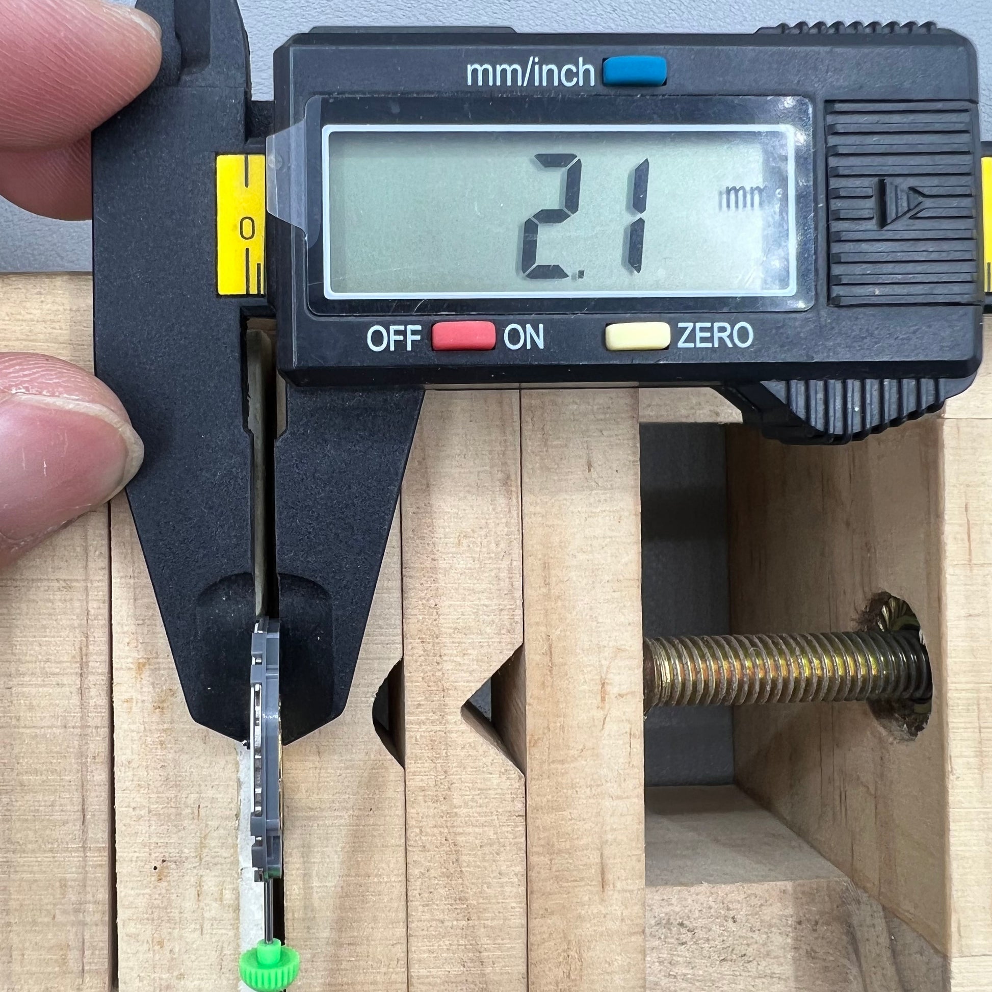 Japan Miyota 4U13 quartz watch movement showcasing 3 hands, date at 6, slim design for watch accessories.