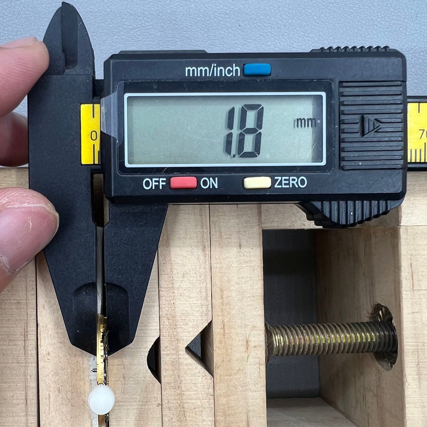 Quarzwerk Swiss ETA255.412 Uhrwerk mit drei Zeigern, wei�es Zifferblatt f�r pr�zise Zeitmessung