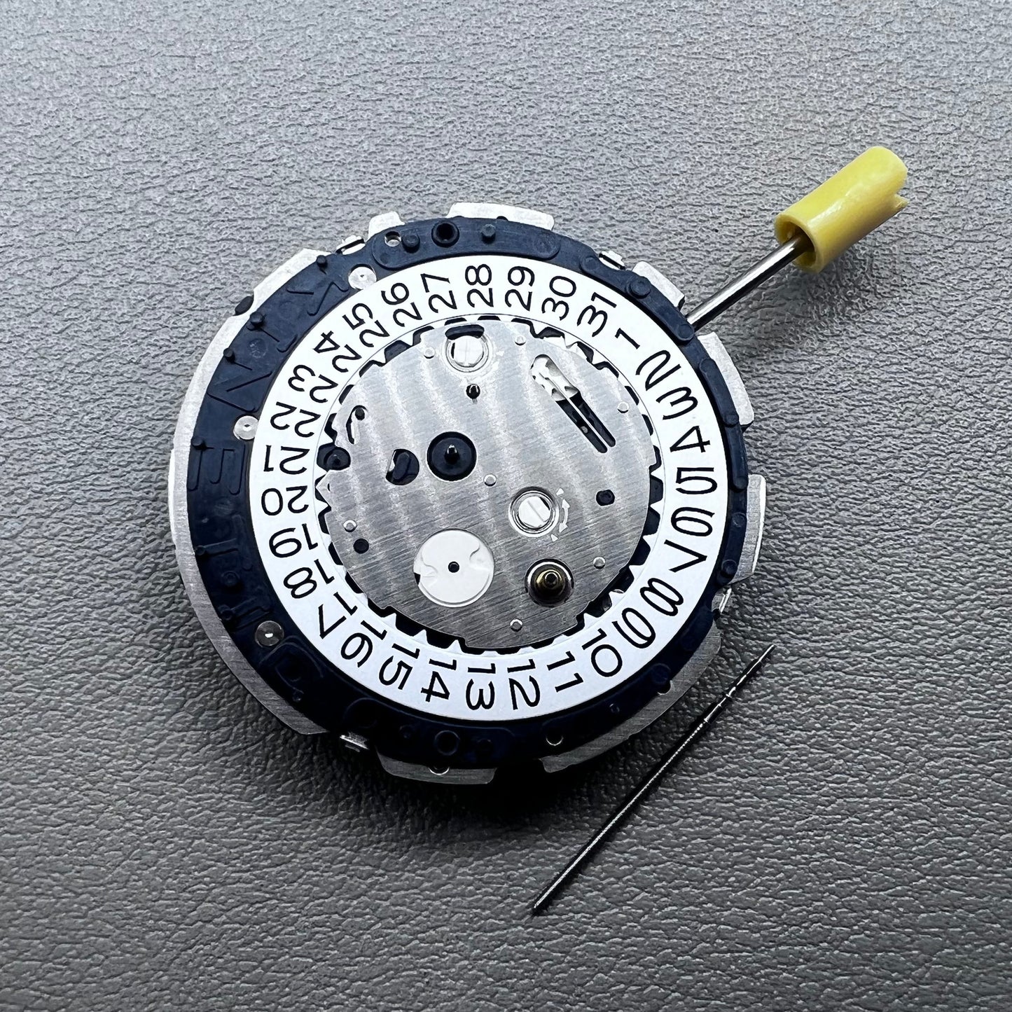Seiko 7L22A quartz watch with white dial and date window at 3 o'clock, Japanese precision