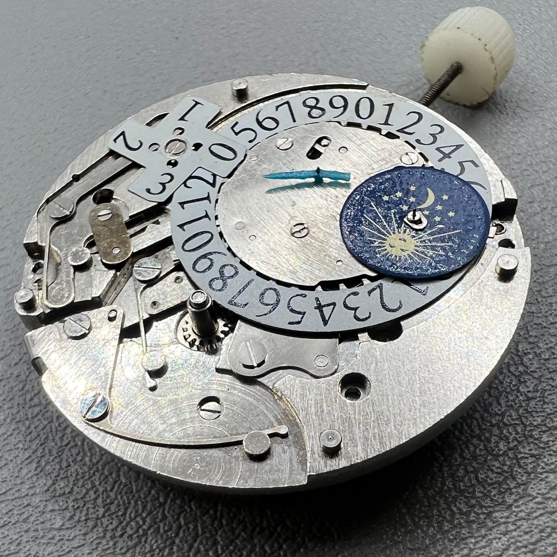 1. ?Multifunctional automatic mechanical watch showing moon phase?  