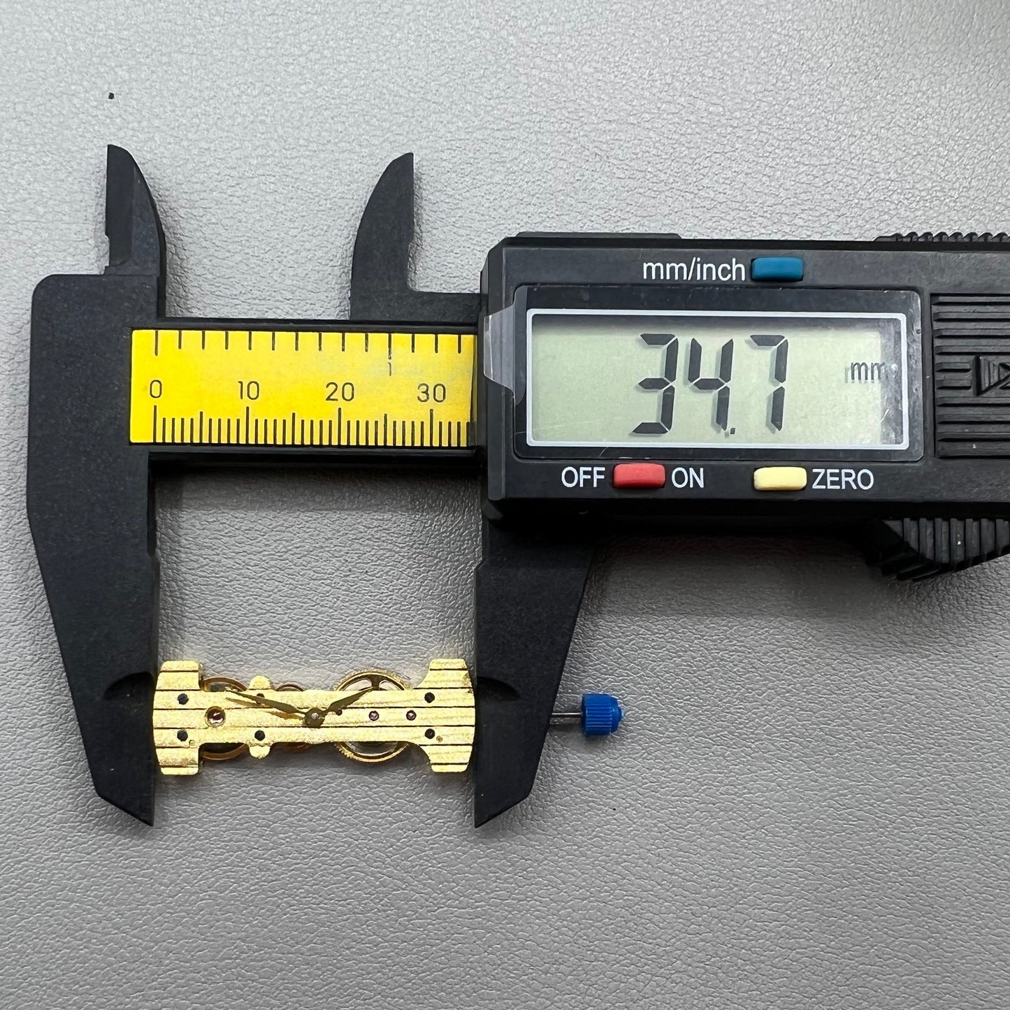 Mechanisches Uhrwerk mit goldenem Langzeiger, Handaufzug f�r pr�zise Zeitmessung