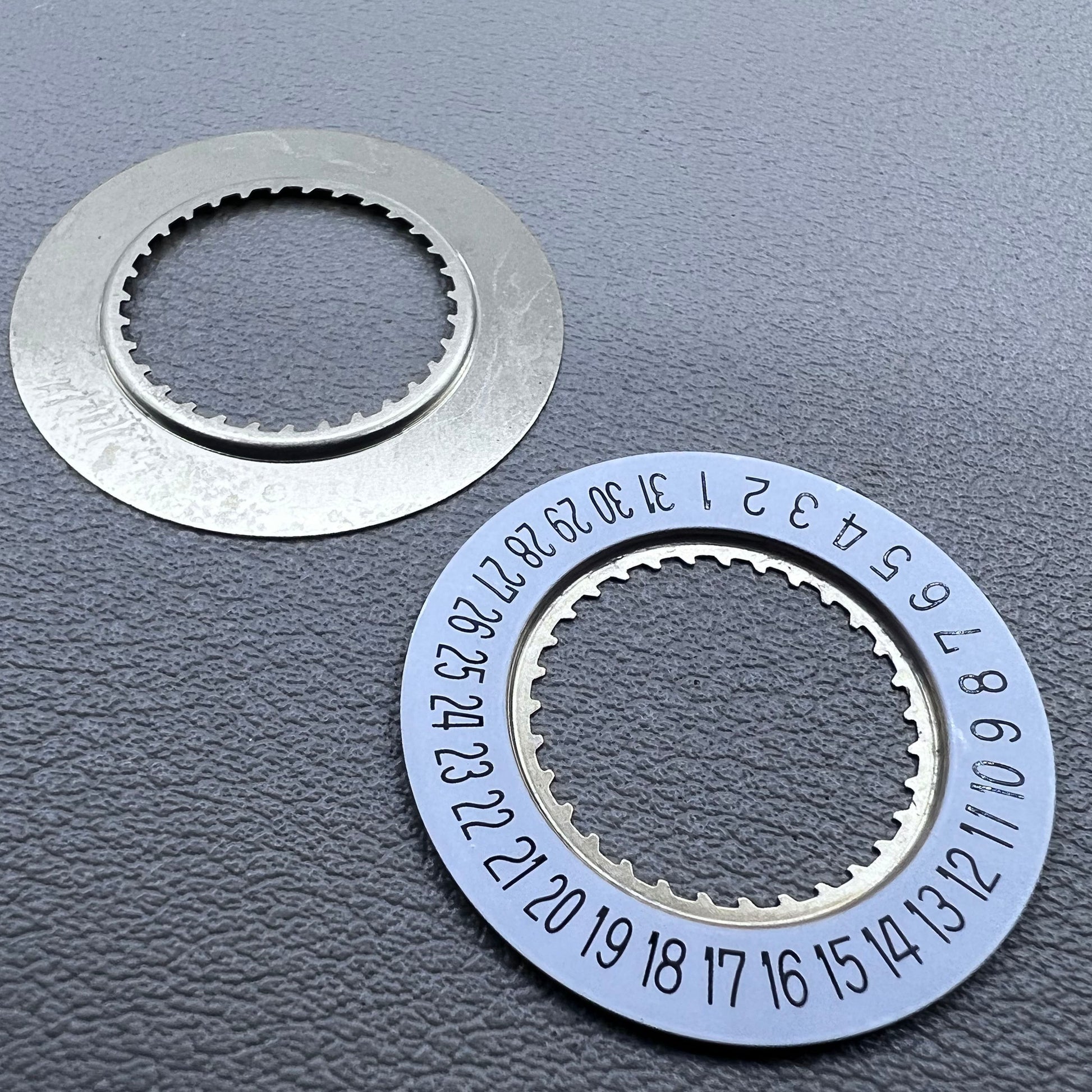 White date disk wheel for Ronda 5040D/5030D watch movement, date at 6 o'clock, 2-piece set.