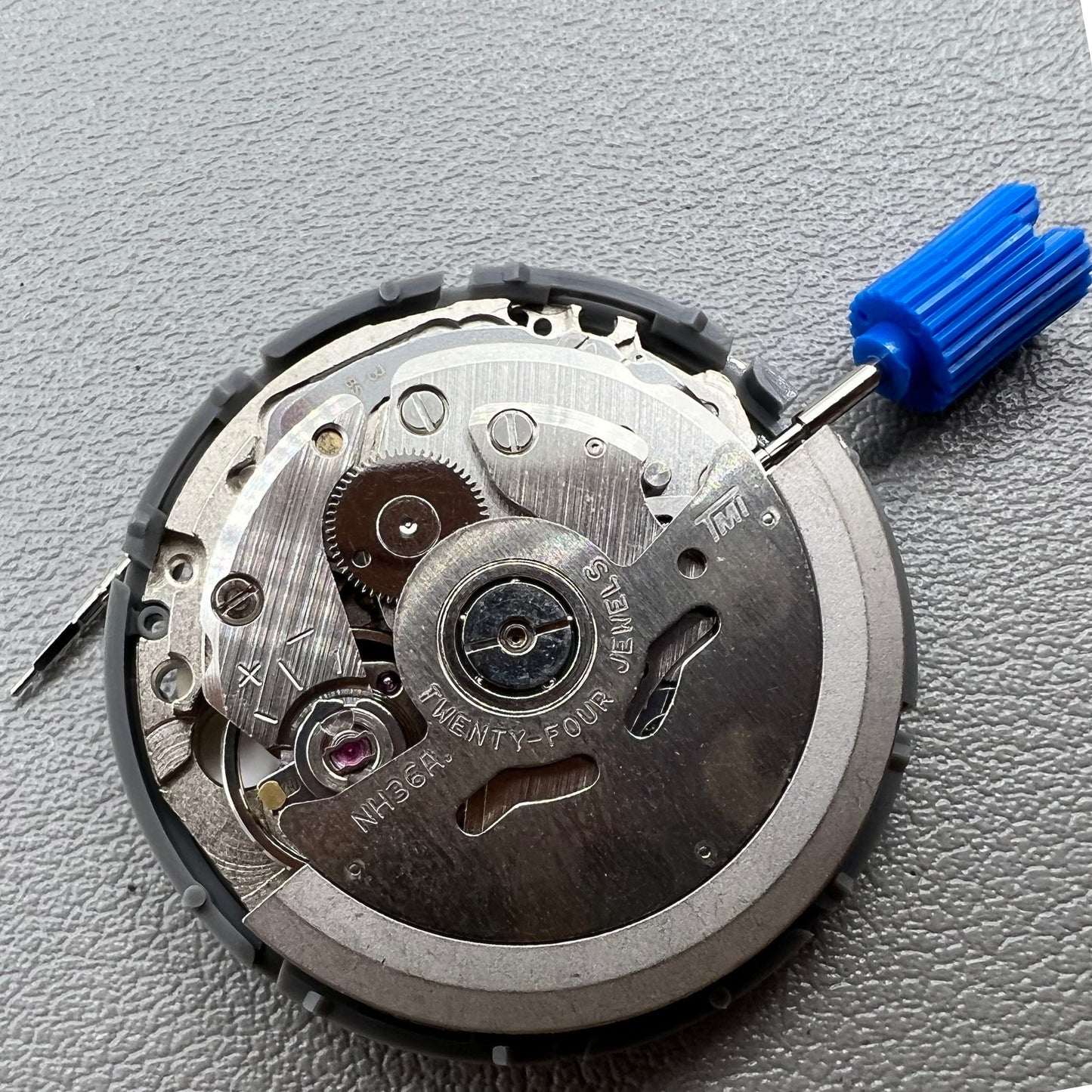 Japanisches NH36 Automatikwerk mit mechanischem Datum, Krone bei 3 Uhr, Pr�zisionsuhrwerkszubeh�r.