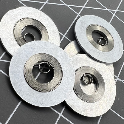 Ressort moteur argenté générique adapté au mouvement 7S26#180. Pièce de montre