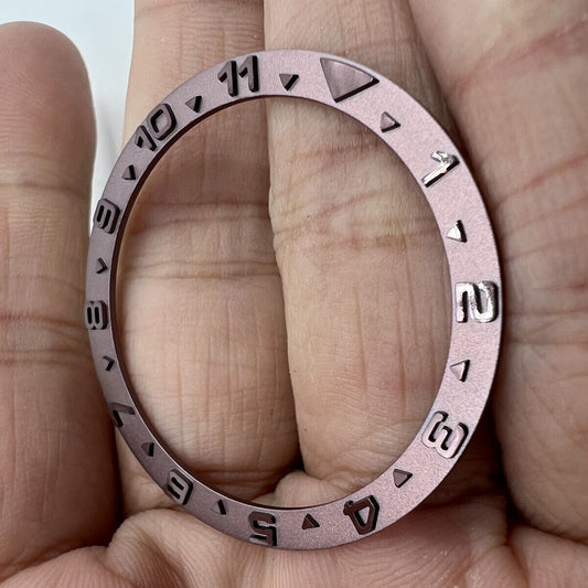 38 mm brauner Metall-Uhrenlünetteneinsatz mit schwarzen konvexen erhabenen Ziffern für die Yacht-Serie
