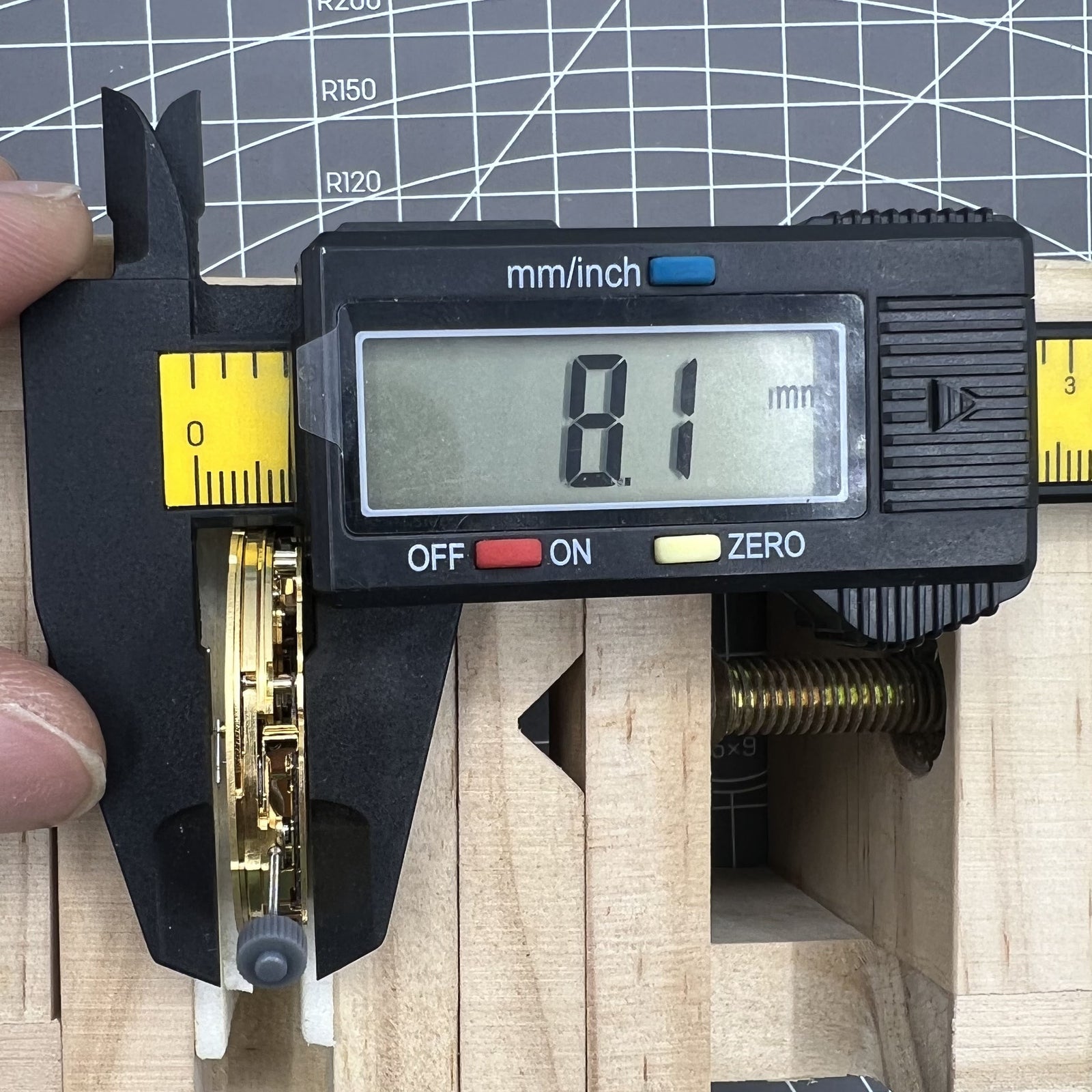 Swiss Ronda 8040B quartz watch movement, reliable precision mechanism for watch accessories.