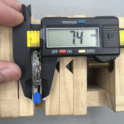 Seiko NH35 Automatik Uhr mit schwarzem Zifferblatt und Datumsanzeige, Krone bei 3:8 Uhr