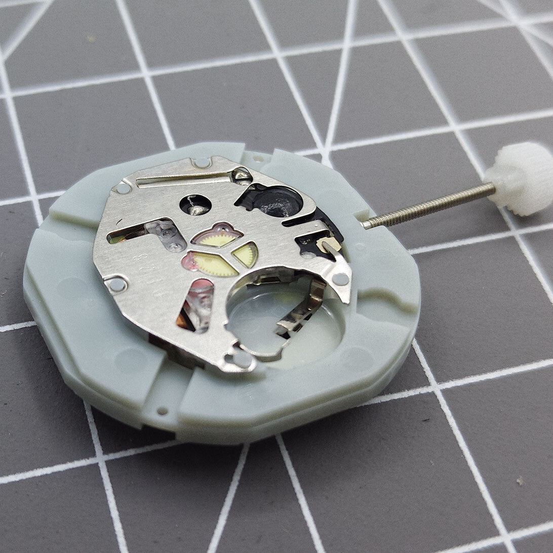 Sunon PE28 quartz watch movement featuring 3 hands and date display at 6 o'clock for precision timekeeping