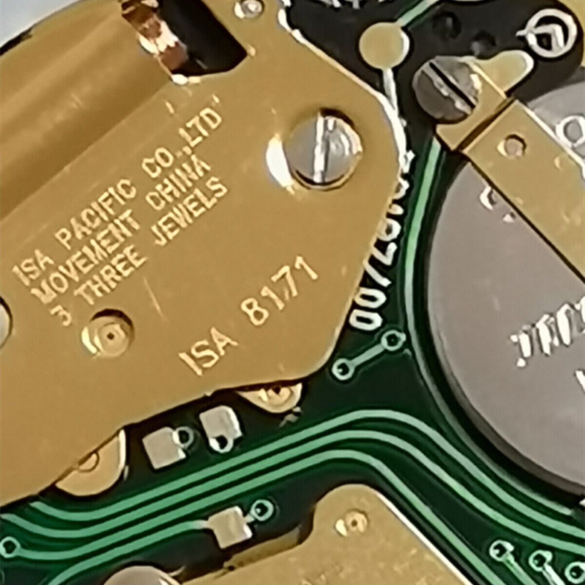 Watchmakers ISA 8171 golden quartz movement with date at 3 o?clock for precise watch repairs