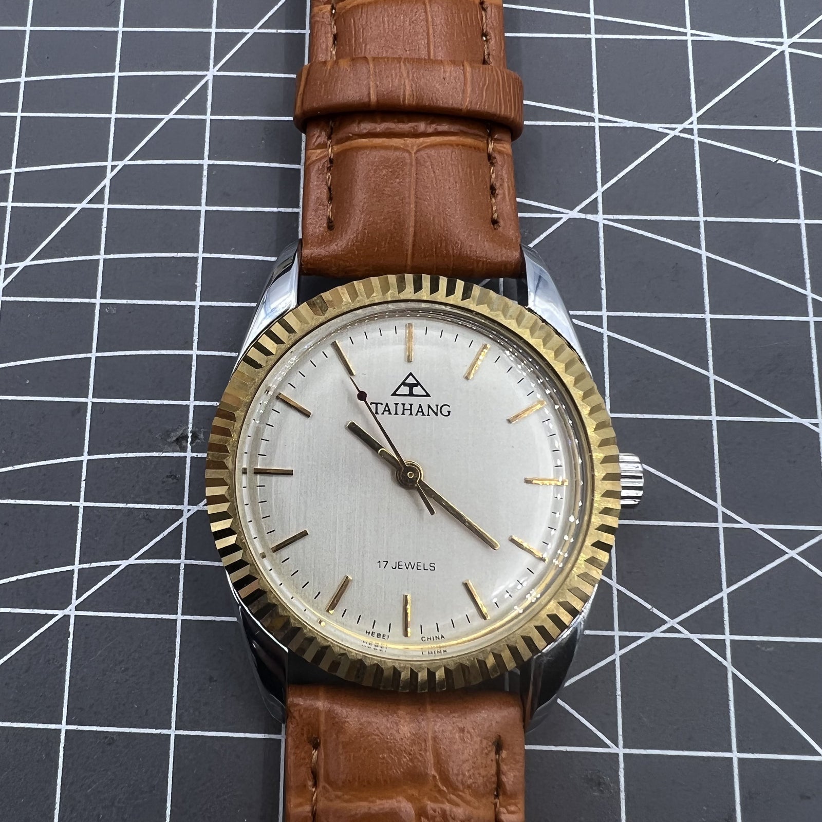 TAIHANG 38mm silver watch with gold hands, 17-jewel mechanical movement, classic round case design