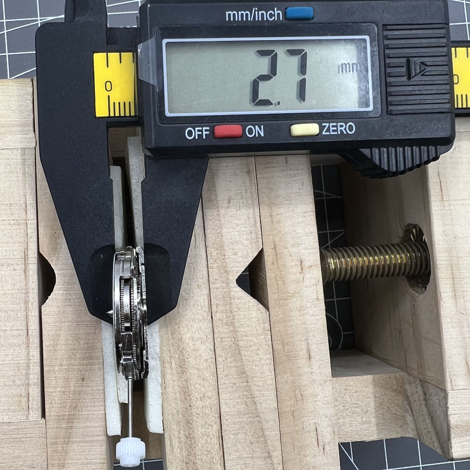 2813 automatic mechanical watch movement, featuring day-date function for precise repair.