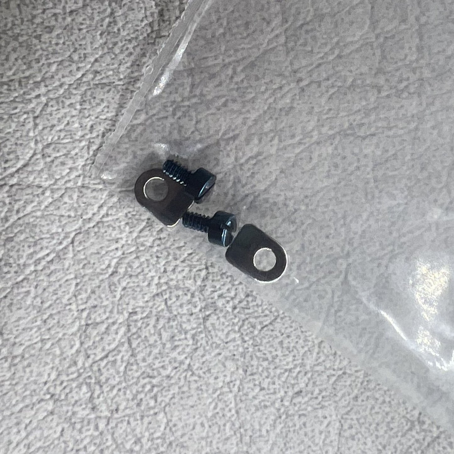 Blaue Schrauben 4 Stück und Silberne Klemmen 4 Stück passend für Seagull ST3600