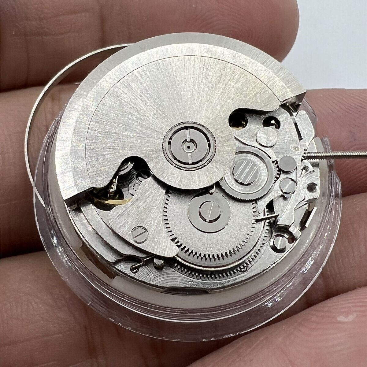 HZ2350 watch featuring automatic mechanical movement and dual calendar display, elegant design.