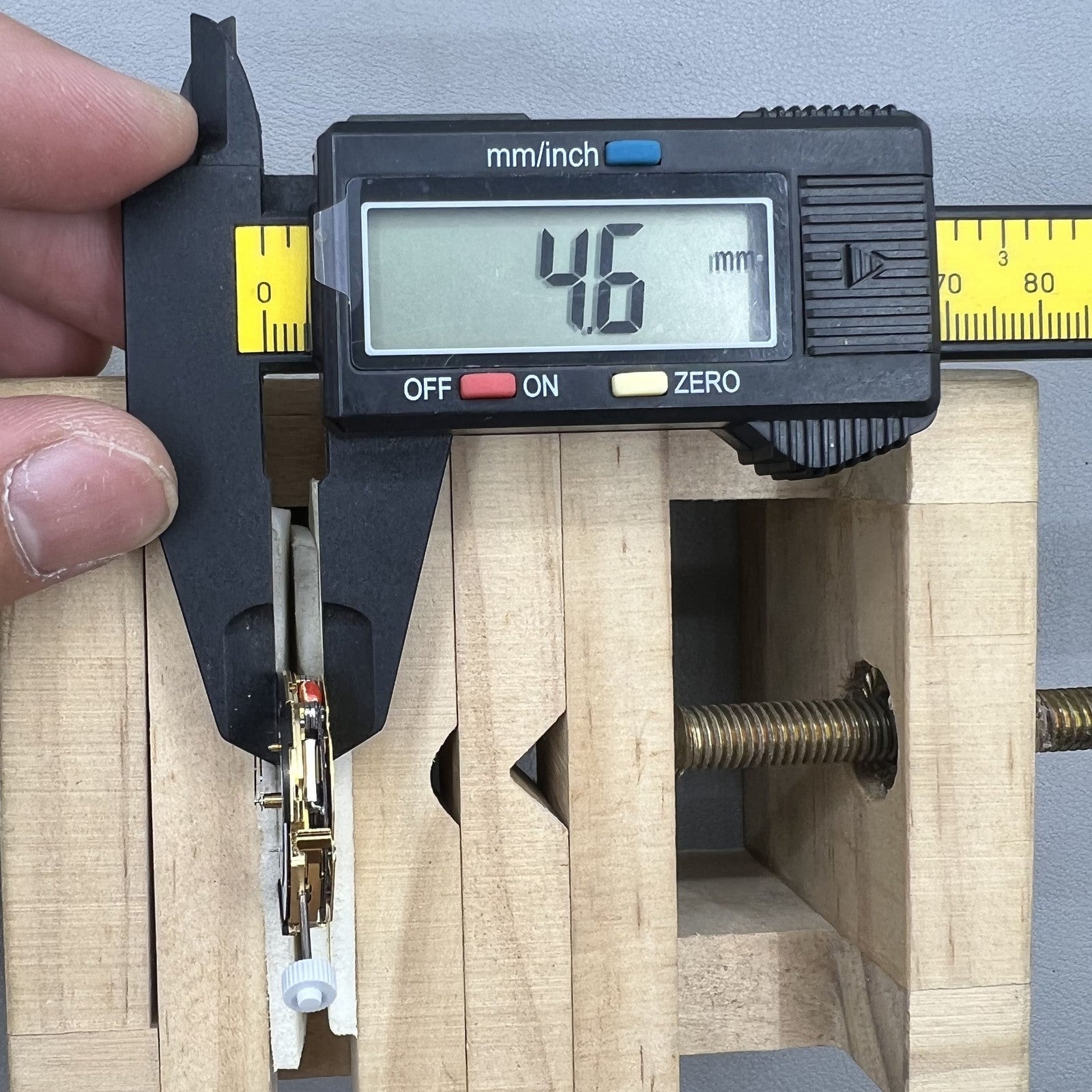 Quarzuhrwerk Swiss Ronda 3520D mit Datumsanzeige bei 3 Uhr Position, pr�zises Uhrwerk von Ronda.