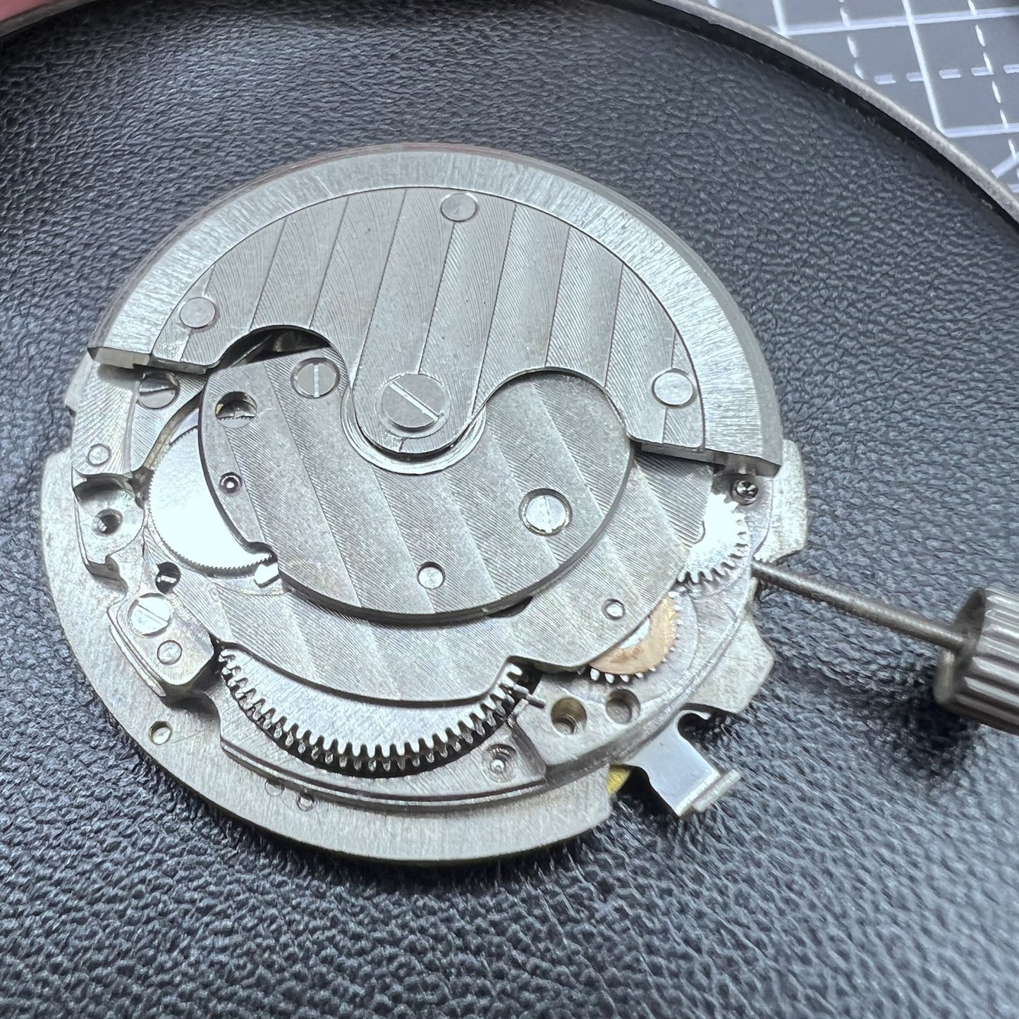 Tianjin T17 mechanisches Uhrwerk mit Gro�datum bei 12, d�nnes Zifferblatt im eleganten Design