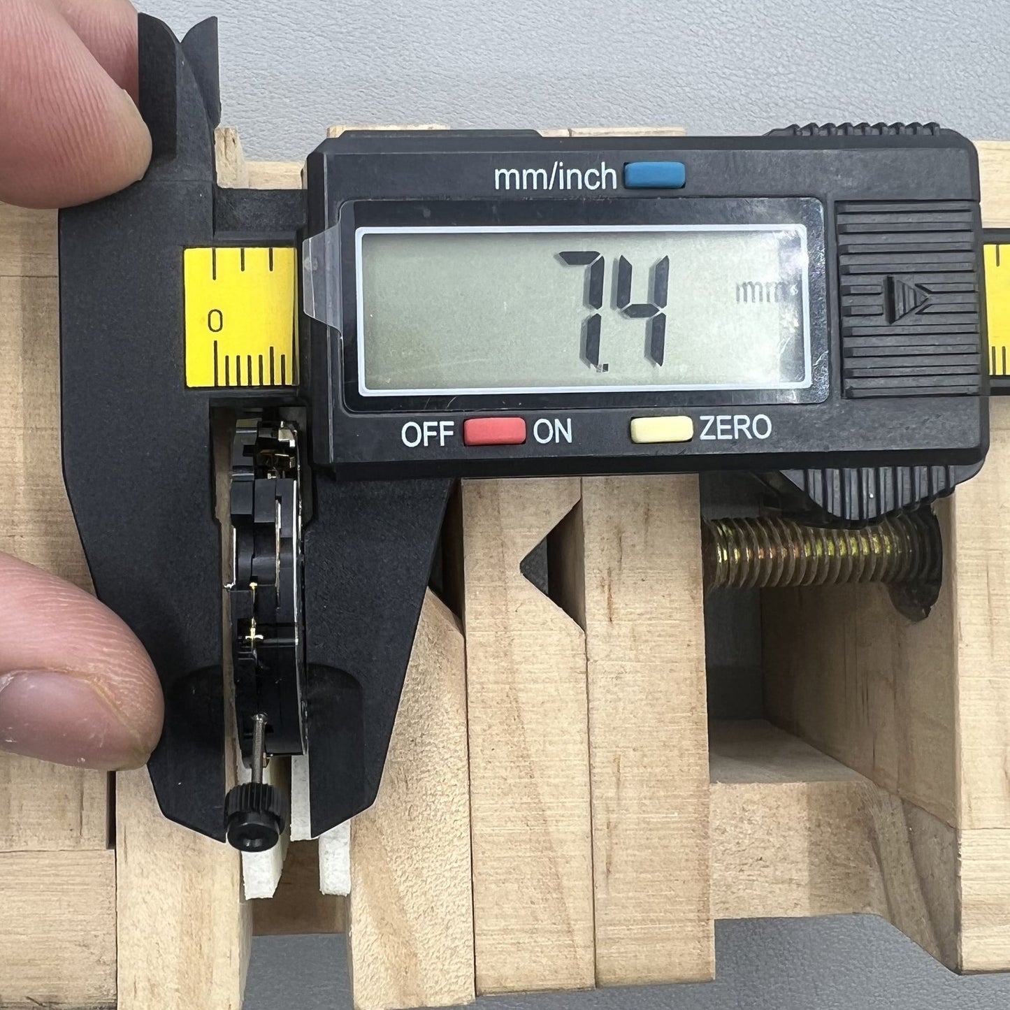 G10.212 ETA Quarzwerk Schwarzes Zifferblatt 3 Zeiger Datum 6 Uhr Ersatz für