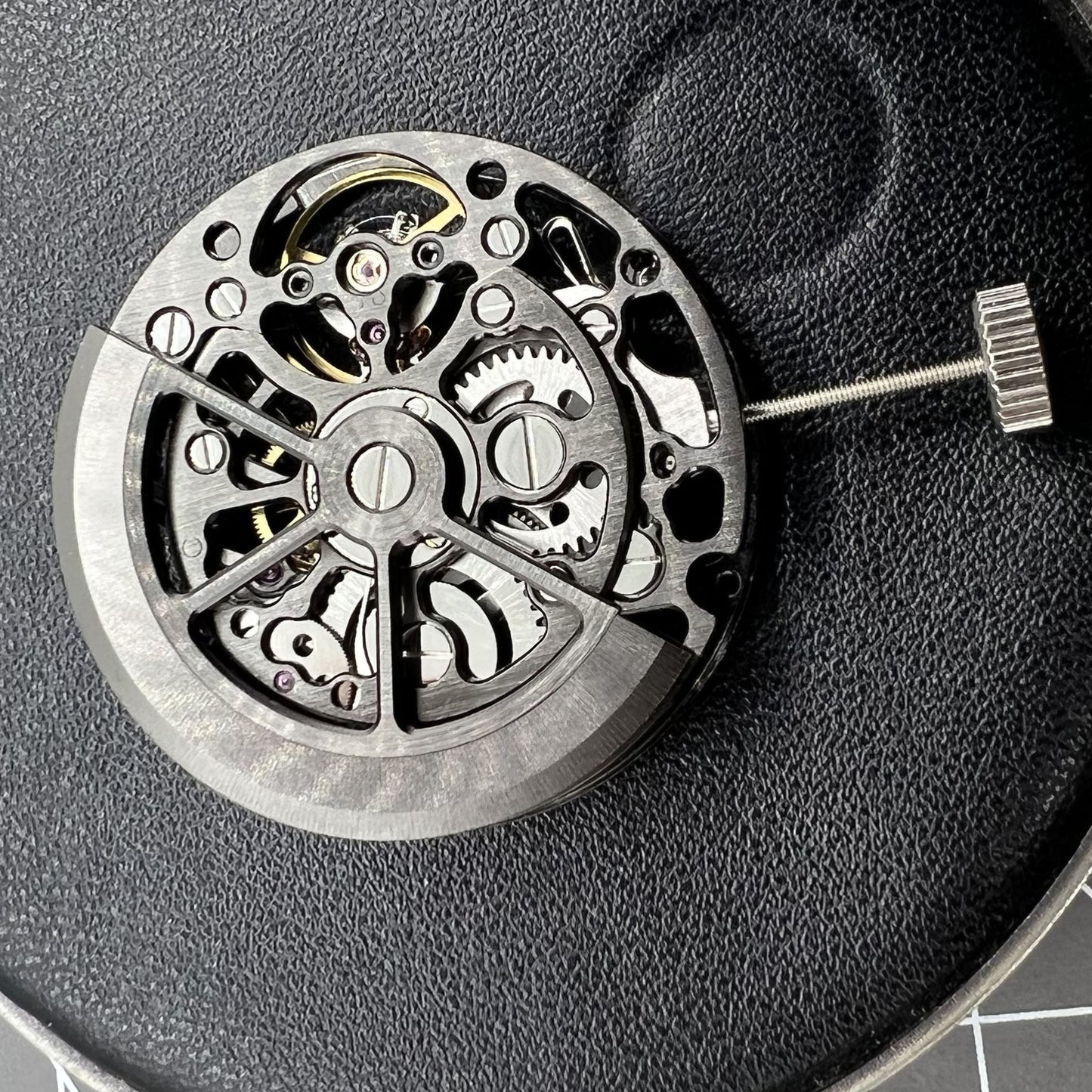 HZ1A09A Schwarzes hohles, nacktes Unruhrad, automatisches mechanisches Uhrwerk