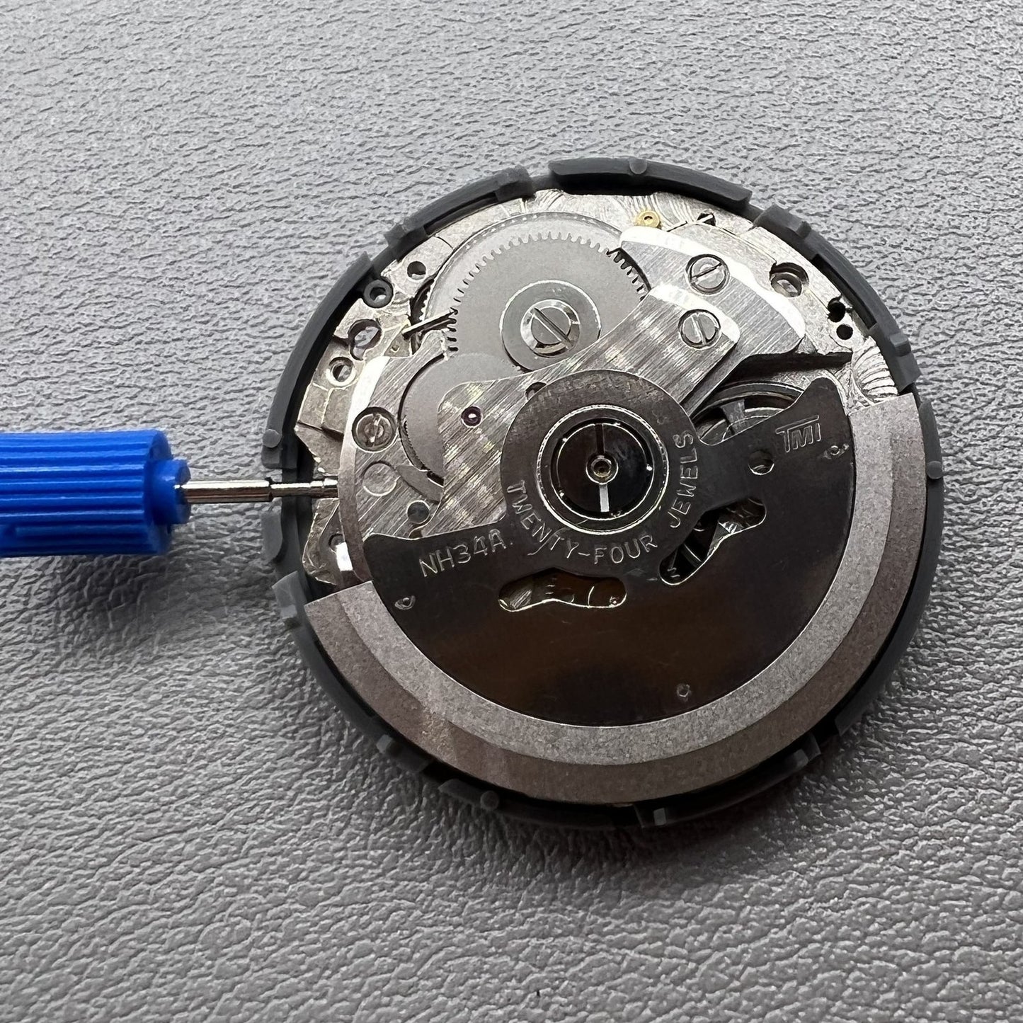 Automatik Uhrwerk Seiko NH34 GMT Mechanisch mit Sekundenstopp und rotem Rad